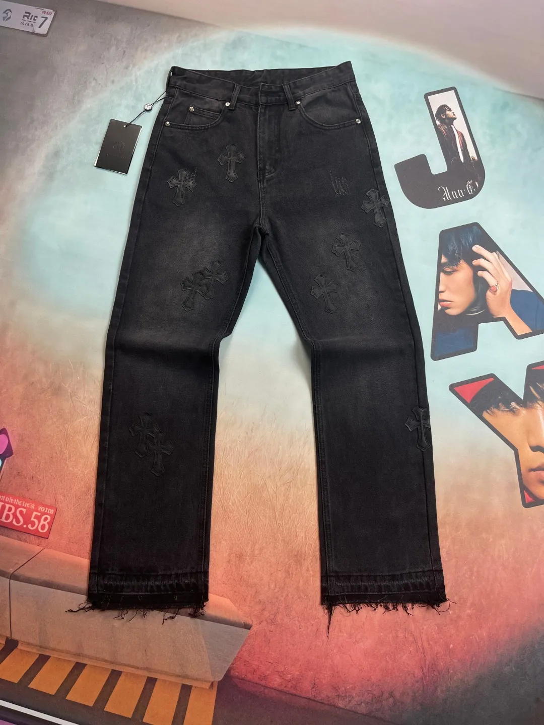🅿️236 🔘Style No.-KL151 🔘Cro Heart𝐂𝐡𝐫𝐨𝐦𝐞 𝐇𝐞𝐚𝐫𝐭 Classic CH Cross Patch Leather Jeans [Black Black]* The top-notch heavy-duty washing water gives the denim a natural aged texture, making it softer and softer to the touch, and every fold is a filter of age. The calfskin cross is fully laser-cut, with neat lines like works of art, and high-grade matte edges. The distressed silver hardware has its own retro buff, and the buttons and zippers tell a story the more they are used. The straight silhouette is perfect for concealing your body, and the hips become wider and the legs become thicker in seconds. Pair it with short boots to make you look taller, or wear it with dad shoes for a lazy look. You can wear it casually with a white T-shirt and it will make you shine. From the leather to the wiring, everything is top-notch, and you can tell the texture at the first touch - it's not in the same dimension as the currency at all!  Size: S M L XL (28.30.32.34) Color: black with black, black with white, black with pink